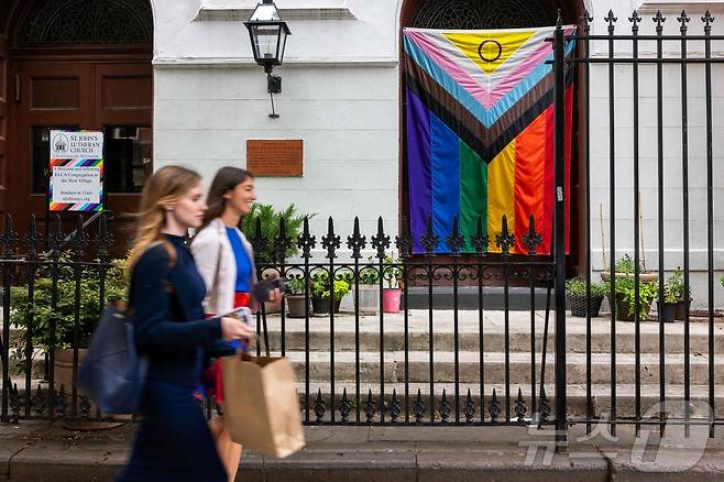 26일(현지시간) 미국 뉴욕시의 스톤월 기념비 옆 세인트 존스 루터교에 프라이드 깃발이 걸려 있다. 뉴욕시는 매년 6월 성소수자 인권의 달 '프라이드 먼스'를 맞아 퍼레이드를 진행한다. 특히 올해는 대법원의 '오버게펠 대 호지스' 판결로 전국적으로 동성결혼이 합법화된 지 10주년을 맞는다. 25.06.26 ⓒ AFP=뉴스1 ⓒ News1 김예슬 기자