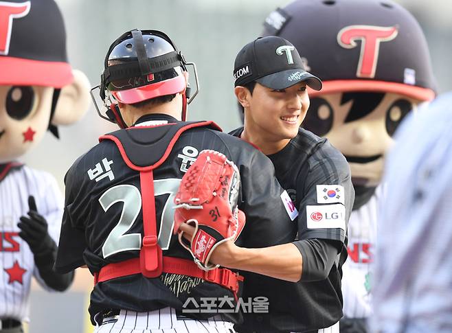 이정용이 박동원가 포옹하고 있다. 잠실 | 최승섭기자 thunder@sportsseoul.com