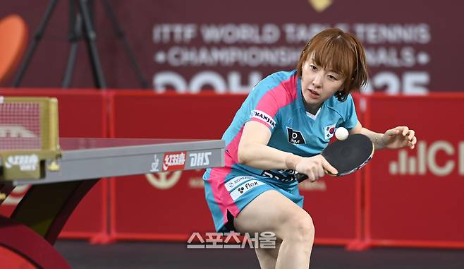 서효원이 20일 카타르 도하 카타르대학교 스포츠 컴플렉스에서 열린 2025 국제탁구연맹(ITTF) 세계선수권대회 여자단식 32강 크로아티아 레아 라코바츠와 경기를 펼치고 있다. 도하(카타르) | 최승섭기자 thunder@sportsseoul.com