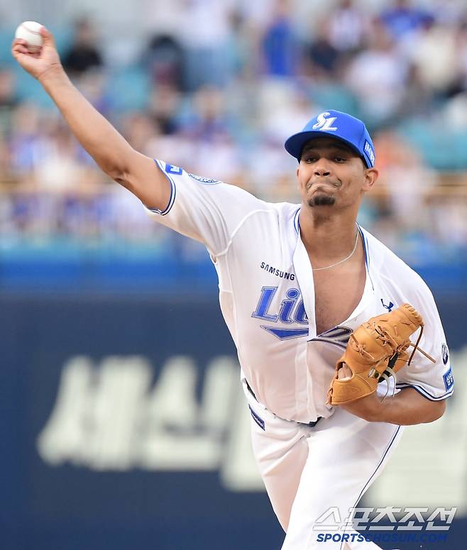 힘차게 투구하는 삼성 가라비토.