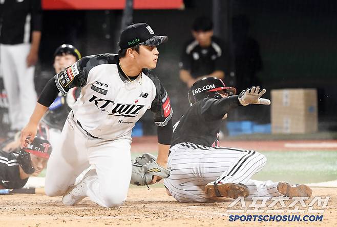 9회 KT 마무리 박영현을 무너뜨린 LG 천성호.