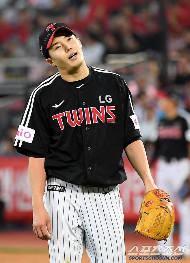 더 던지고 싶지만 5이닝 소화에 만족해야 했던 선발 임찬규의 아쉬움 가득한 표정.