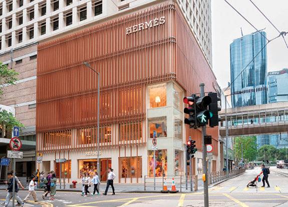 최근 럭셔리 시장이 침체를 맞은 가운데 에르메스는 희소성을 앞세워 독보적인 성장을 이어가고 있다.