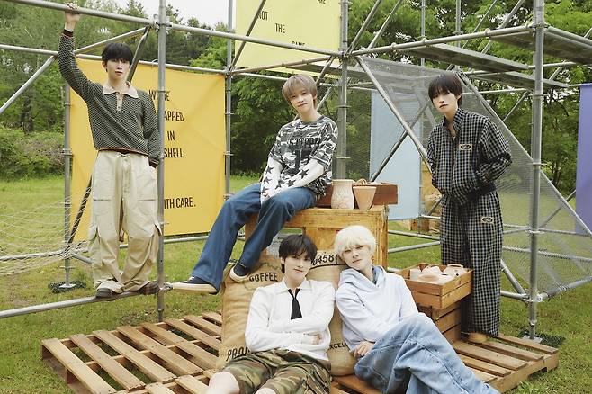 그룹 파우(POW, 요치, 현빈, 정빈, 동연, 홍)