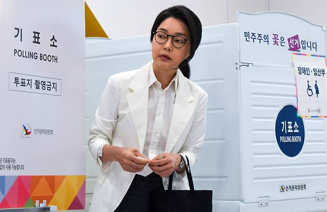 윤석열 전 대통령 배우자 김건희 여사가 지난 3일 서울 서초구 원명초등학교에 마련된 서초구 제3투표소에서 투표하고 있다. /뉴스1