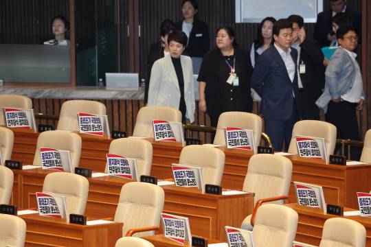 27일 국회 본회의장에서 우원식 국회의장이 입장하자 국민의힘 의원들이 법사위원장을 선출하기로 한 의사일정 강행에 대해 반발하며 퇴장하고 있다. 연합뉴스