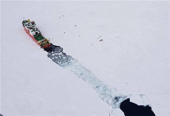 아라온호가 북극해 얼음을 깨고 전진중인 모습 ⓒ해양수산부