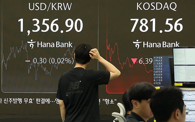 27일 서울 외환시장에서 원·달러 환율은 전날 종가 대비 0.5원 오른 1357.4원에 마감했다. ⓒ연합뉴스