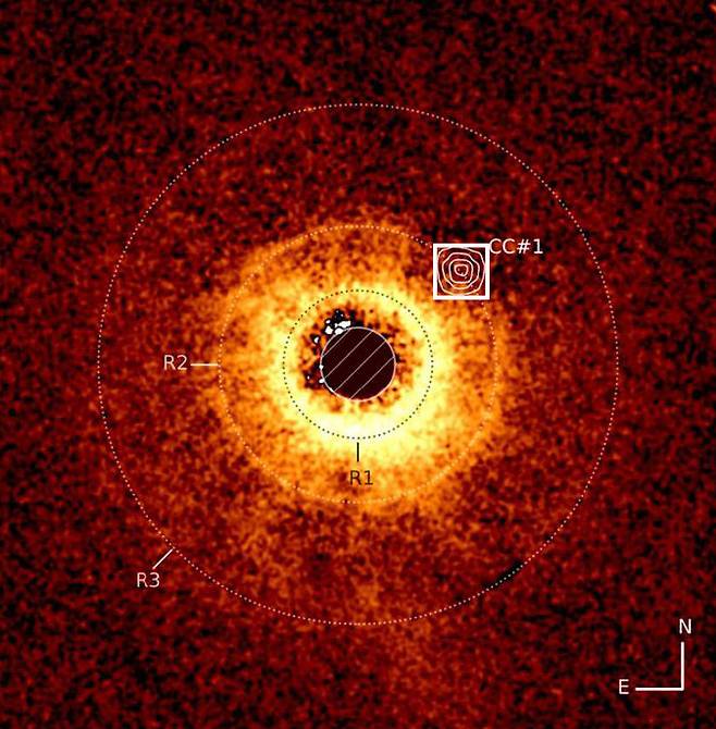 제임스웹우주망원경으로 관측한 이미지와 유럽남방천문대(ESO)의 초거대 망원경(VLT)의 이미지를 활용해 만든 외계항성 ‘TWA 7’ 주위 원반 이미지. 네모난 표시에 목성 질량 30% 크기의 외계행성 ‘TWA 7b’가 있다. 사진 출처 JWST/ESO/라그랑주
