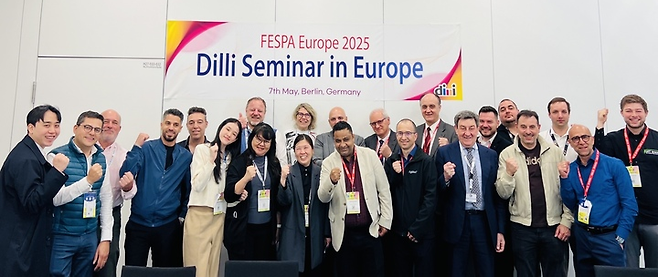 유럽 최고의 디지털 인쇄 관련 전시회 FESPA 2025 에서 국제세미나 모습.