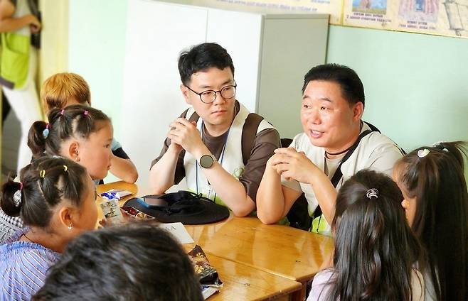 2023년 오몽석 회원(오른쪽)이 굿네이버스 몽골 사업장 해외자원봉사 활동 중 현지 아동 대상 ‘치아건강 습관’ 교육을 진행하고 있다. 굿네이버스 제공.