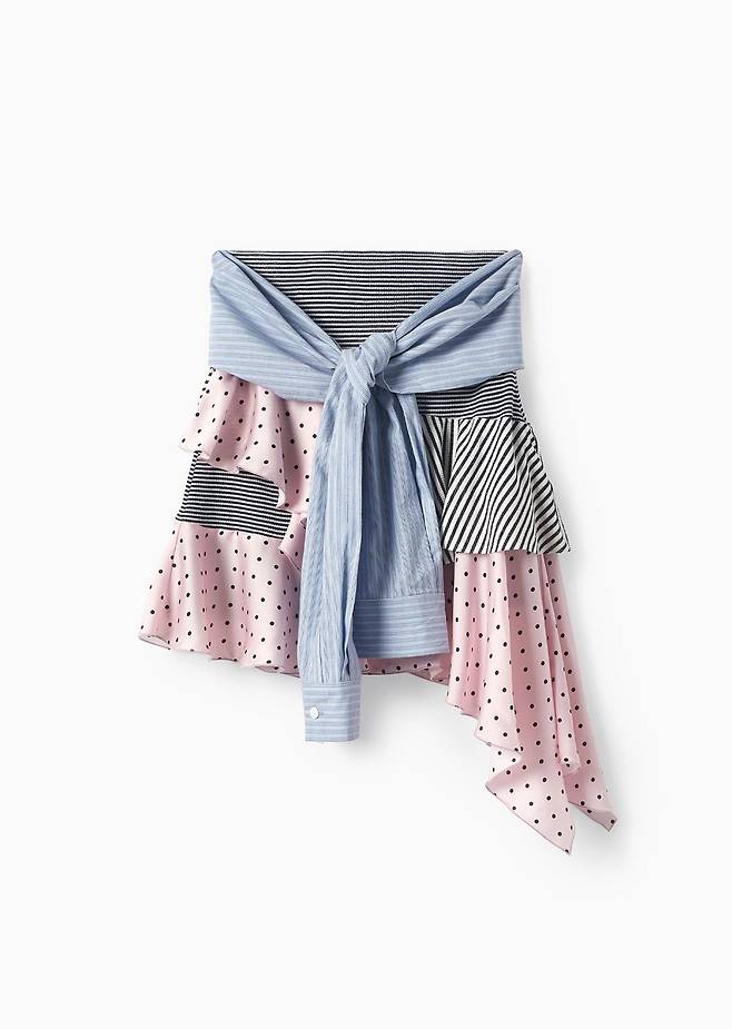 드레이핑이 독특한 스커트는 S/E/O 의 제품.