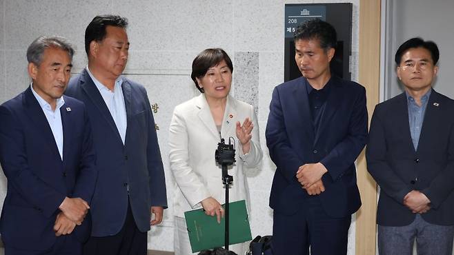 송미령 농림축산식품부 장관이 27일 서울 여의도 국회 소통관에서 당정협의회를 마친 뒤 취재진 질문에 답하고 있다. 뉴시스