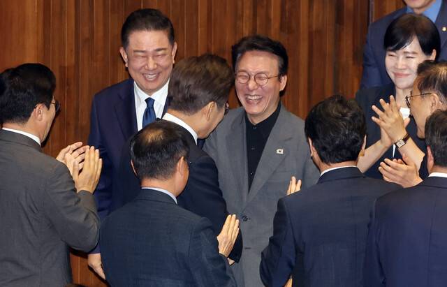 이재명 대통령이 26일 국회에서 추가경정예산 시정연설을 위해 본회의장에 입장하며 김민석 국무총리 후보자와 인사하고 있다. 대통령실사진기자단