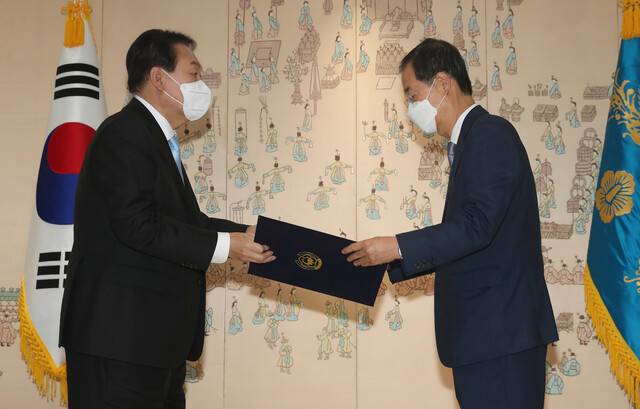 2022년 5월21일 윤석열 대통령이 서울 용산 대통령실 청사에서 한덕수 국무총리에게 임명장을 수여하고 있다. 윤운식 선임기자 yws@hani.co.kr