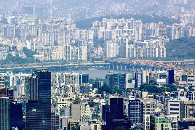 22일 경기도 성남시 청계산 매바위에서 바라본 서울 강남구(아래)와 한강 이북 아파트 단지. 연합뉴스
