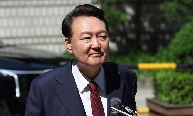 윤석열 전 대통령이 지난 23일 서울 서초구 서울중앙지방법원에서 열린 내란 우두머리 혐의·직권남용 권리행사 방해 혐의 사건 8차 공판에 출석하고 있다. 사진공동취재단