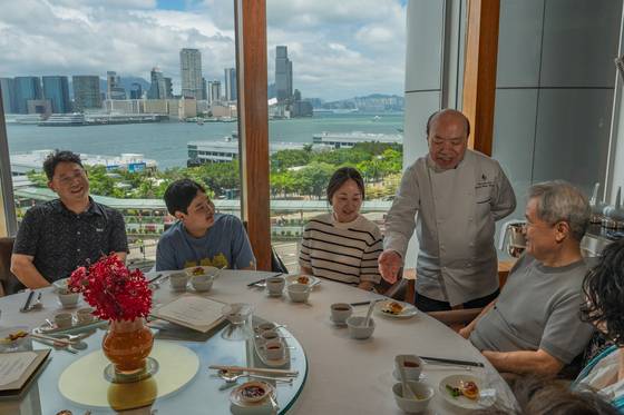 세계 최초로 미쉐린 3스타에 오른 중식 거장 찬얀탁 셰프가 시그니처 메뉴 ‘전복 딤섬’을 선보였다.