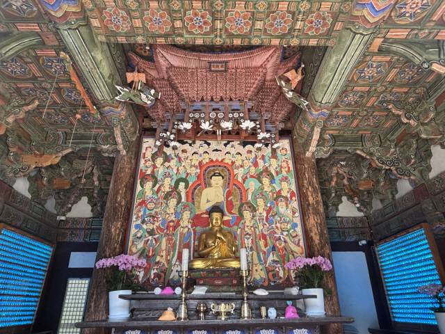 ▲ 수타사 대적광전 내부의 닫집과 비로자나불