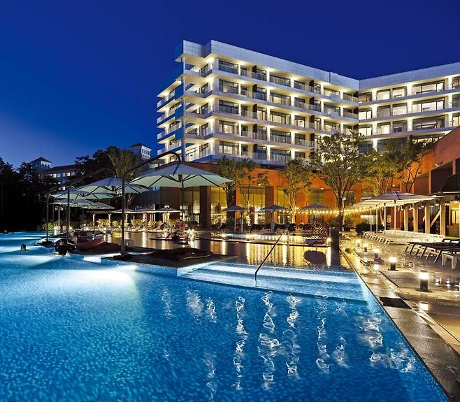 강원도 설해원의 야외 수영장. 전 객실과 수영장에 온천수가 공급된다. /설해원 제공