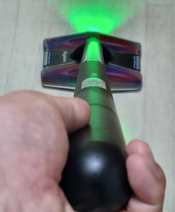 다이슨 무선청소기 펜슬백 플러피콘으로 청소를 하고 있다. 정옥재 기자