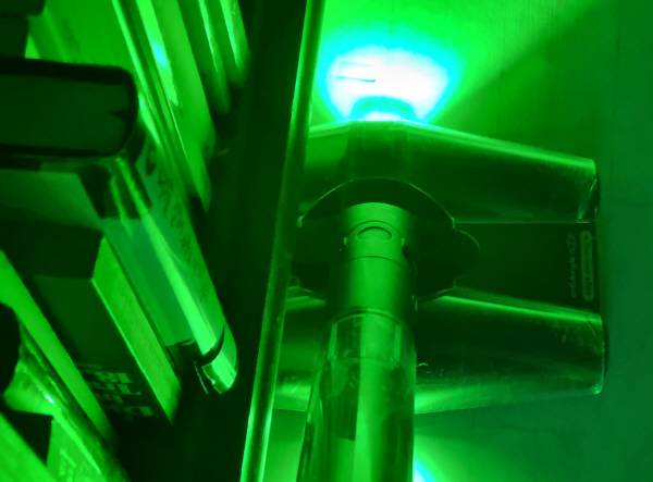 다이슨 펜슬백 플러피콘으로 책장 밑을 청소하는 모습. 정옥재 기자