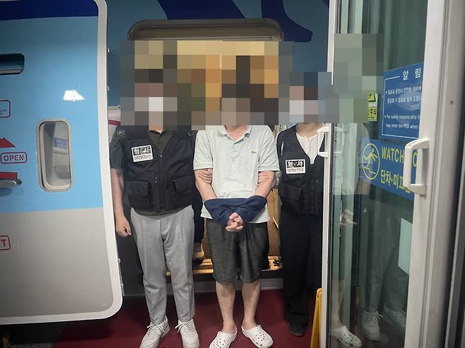 27일 인천국제공항을 통해 강제송환된 피의자 A씨의 모습. 경찰청 제공