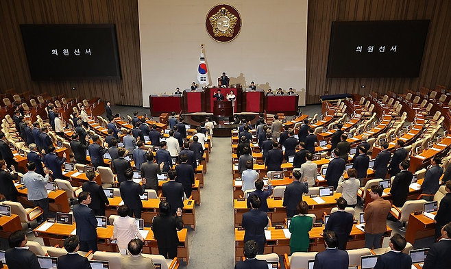 위성락 국가안보실장과 강유정 대통령실 대변인의 국회의원직을 각각 승계한 손솔·최혁진 의원이 27일 국회 본회의에서 선서하고 있다. / 사진 = 연합뉴스