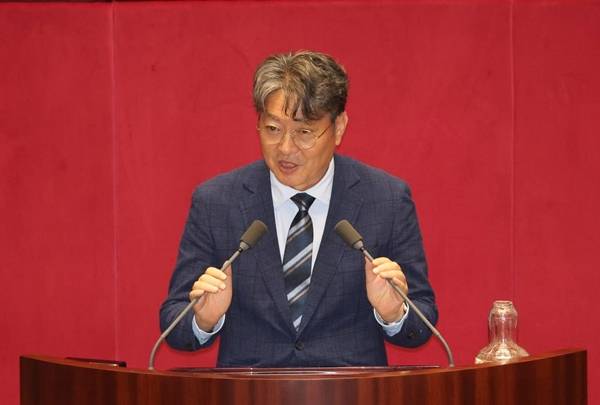 ▲ 27일 국회 본회의에서 법제사법위원회 위원장으로 선출된 이춘석 민주당 의원. 사진=이춘석 페이스북