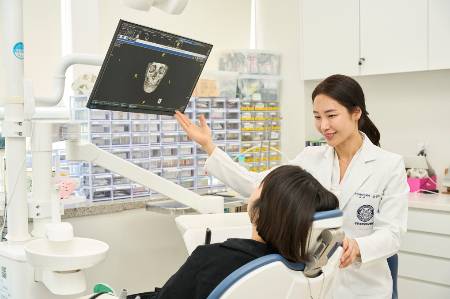 강동경희대병원 구강악안면외과 홍성옥 교수가 환자를 진료하고 있다./사진=강동경희대병원