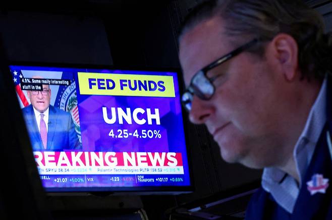 미국증시가 상승했다. 사진은 지난 18일 미국 뉴욕 뉴욕증권거래소에서 트레이더와 연준의 금리 발표 화면. /사진=로이터