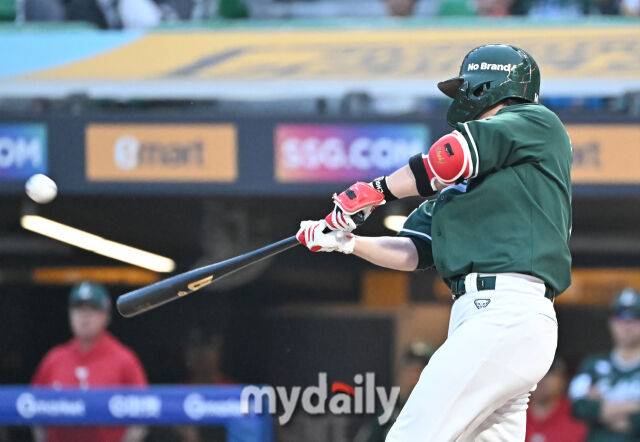 27일 오후 인천광역시 문학동 SSG랜더스필드에서 진행된 '2025 프로야구 KBO리그' SSG랜더스와 한화이글스의 경기. SSG 최정이 3회말 2사 1,2루서 3점 홈런을 터뜨리고 있다./인천 = 송일섭 기자