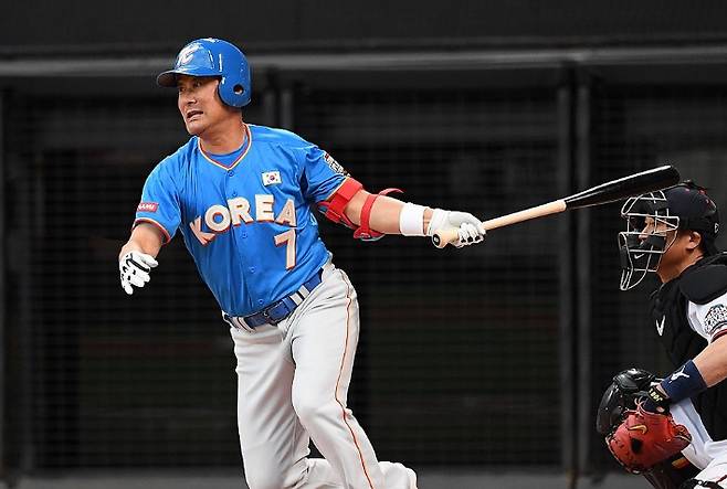 지난해 일본 홋카이도 에스콘필드에서 열린 한일 드림 플레이어즈 게임에서 이종범이 안타를 치는 모습. 사진공동취재단=연합뉴스