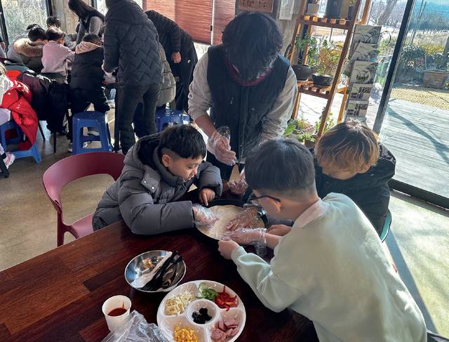 학생들이 체험교육장에서 피자를 만들고 있다.