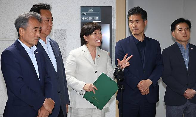 송미령 농림축산식품부 장관이 27일 서울 여의도 국회 소통관에서 당정협의회를 마친 뒤 취재진 질문에 답하고 있다. 뉴시스