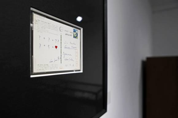 서울 종로구 김달진미술자료박물관에 전시된 고 백남준의 엽서. 그가 첫 회고전을 연 에버슨미술관의 제임스 하리타스 관장에게 보낸 엽서다.