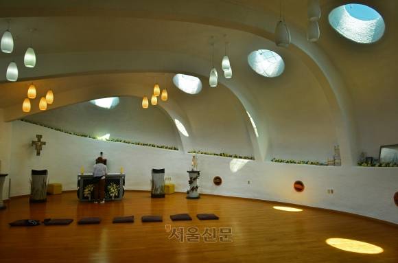 마라도 성당 내부로 천장의 채광창 5개는 예수의 ‘오상’을 상징한다.