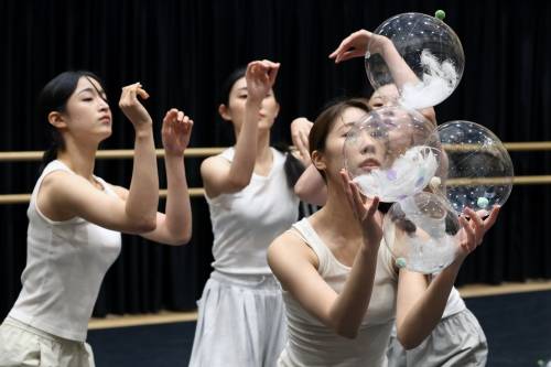 서울 종로구 대학로예술극장에서 열린 제28회 크리틱스초이스 댄스페스티벌 제작발표회에서 무용수들이 박소영 안무가의 작품 ‘찬란한 침잠’ 시연을 하고 있다. 2025.06.25. 뉴시스