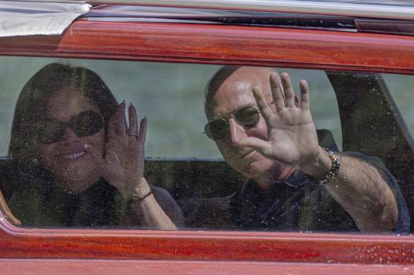 결혼식 시작 전날인 25일(현지시간) 아마존 창업자 제프 베이조스와 약혼녀 로렌 산체스가 이탈리아 베네치아의 한 호텔에 도착하면서 보트 안에서 카메라를 향해 손을 흔들어 보이고 있다. 2025.6.25 AP 연합뉴스