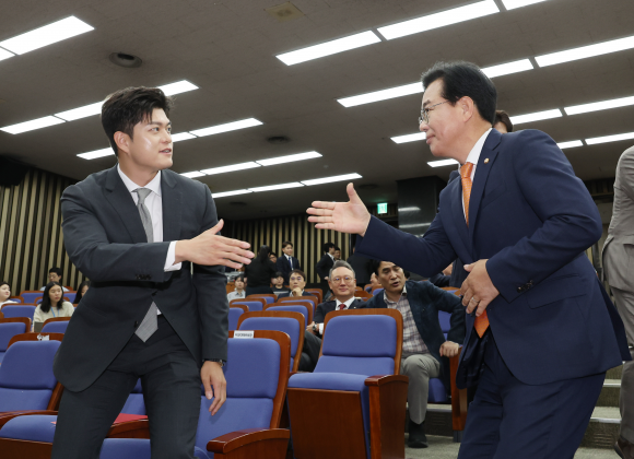 국민의힘 김용태 비상대책위원장이 27일 서울 여의도 국회에서 열린 의원총회에서 송언석 원내대표와 인사하고 있다. 연합뉴스