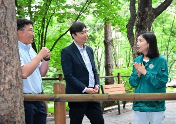 러브버그 친환경 포집 설명듣는 최호정 의장