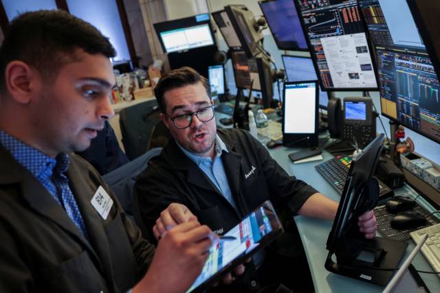 미국 뉴욕 뉴욕증권거래소에서 트레이더들이 업무를 보고 있다.