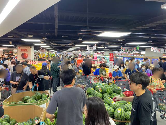 26일 롯데마트 그랑그로서리 구로점 매장이 장을 보러 온 고객들로 북적이고 있다. 고객들은 이날 롯데마트가 4년만에 재출점한다는 소식에 오픈 시간 전부터 매장을 찾아 길게 줄을 서기도 했다. 김남명 기자