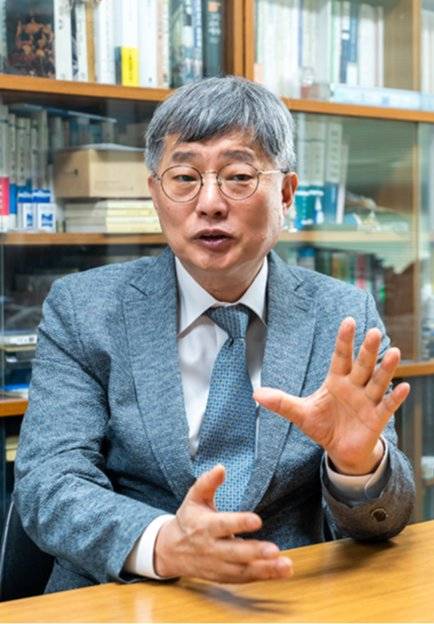 장영수 고려대 법학전문대학원 교수가 6월 9일 서울 성북구 연구실에서 ‘신동아’와 인터뷰하고 있다. 홍태식 객원기자