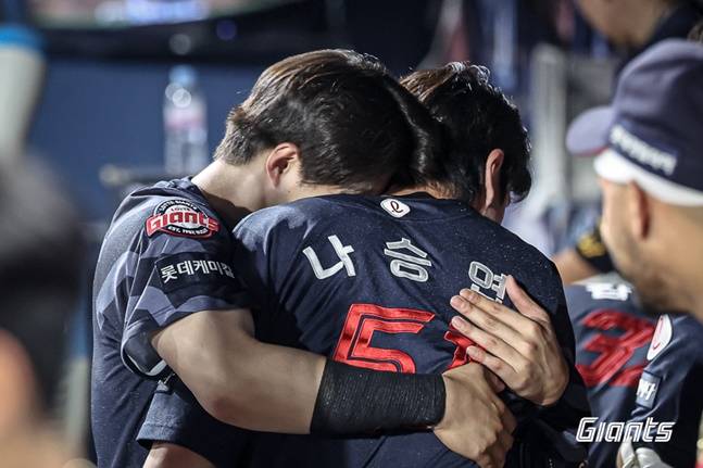 롯데 나승엽(오른쪽)이 26일 창원 NC전에서 5회 역전 3점 홈런을 치고 들어온 후 고승민과 포옹하고 있다. /사진=롯데 자이언츠 제공