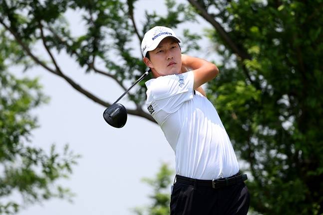 김백준이 27일 군산CC 오픈 2라운드 2번홀에서 티샷을 하고 있다. /사진=KPGA 제공