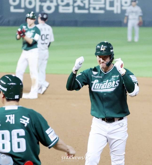 SSG 대타 오태곤이 27일 인천SSG랜더스필드에서 열린 2025KBO리그 한화이글스와 SSG랜더스 경기 7회말 2사 만루에서 역전 2타점 안타를 터트린 후 자축하고 있다. /사진=강영조 선임기자