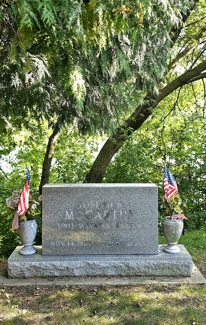 매카시즘이란 용어를 만든 극우 선동가 조지프 매카시의 묘지 / 손호철 제공