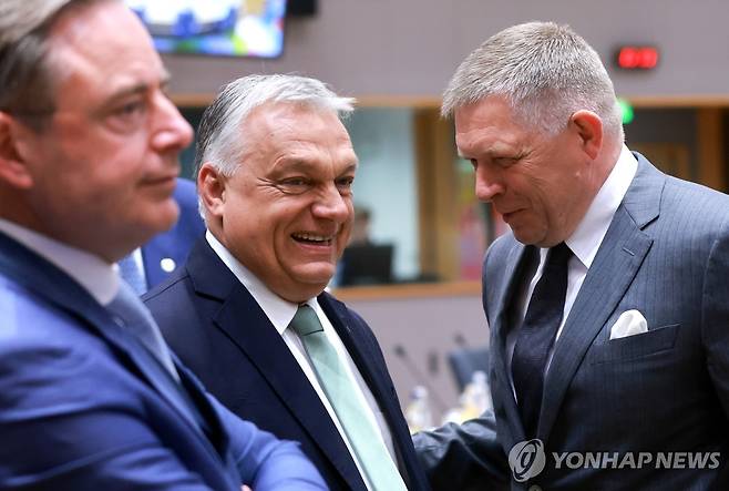 헝가리와 슬로바키아 총리 (브뤼셀 EPA=연합뉴스) 오르반 빅토르 헝가리 총리(가운데)와 로베르트 피초 슬로바키아 총리(오른쪽)이 26일(현지시간) 벨기에 브뤼셀에서 열린 EU 정상회의에서 대화하고 있다. 왼쪽은 바르트 더 베버르 벨기에 총리. 2025.6.26 photo@yna.co.kr