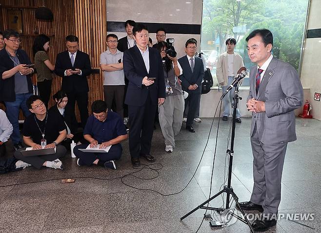 답변하는 안규백 국방부 장관 후보자 (서울=연합뉴스) 서명곤 기자 = 안규백 국방부 장관 후보자가 27일 서울 용산구 육군회관에 마련된 인사청문회 준비사무실로 들어서며 취재진의 질문에 답하고 있다. 2025.6.27 seephoto@yna.co.kr
